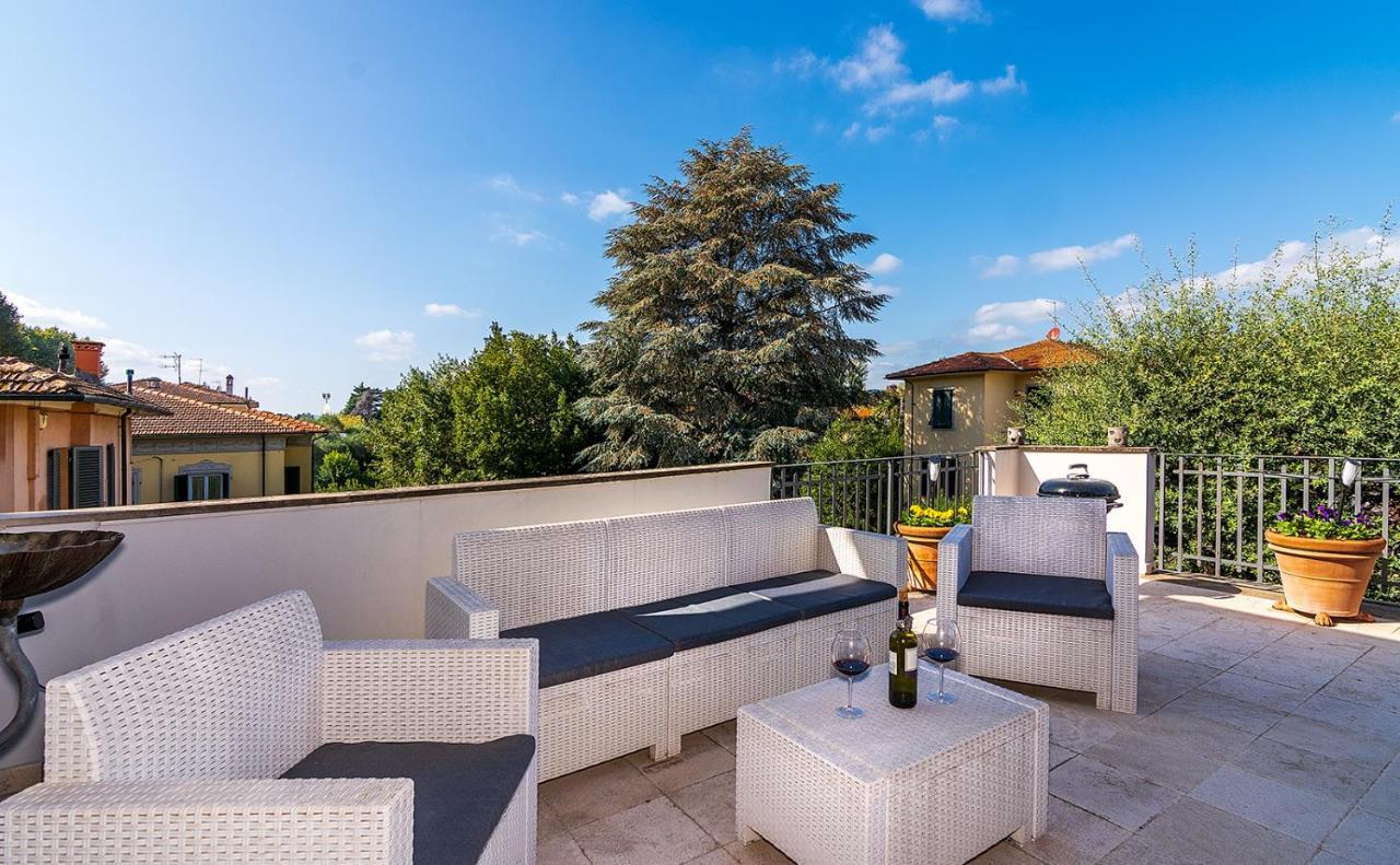 Villa Cecilia, Facing Lucca's Walls